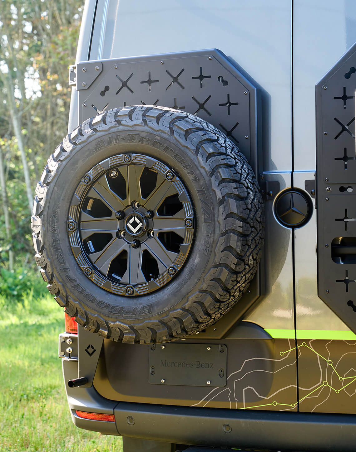 Outside Van Pack Series Pack Rack Driver with Tire Carrier
