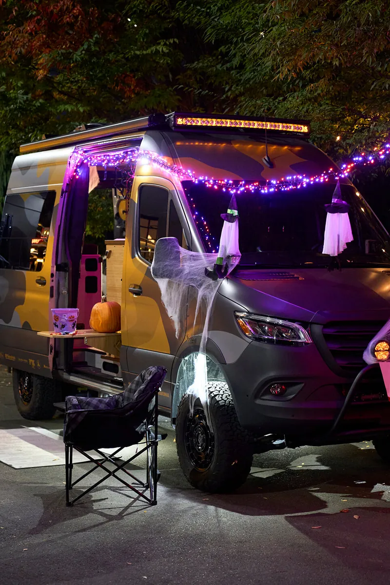 OutsideVan_Vanoween_Image1