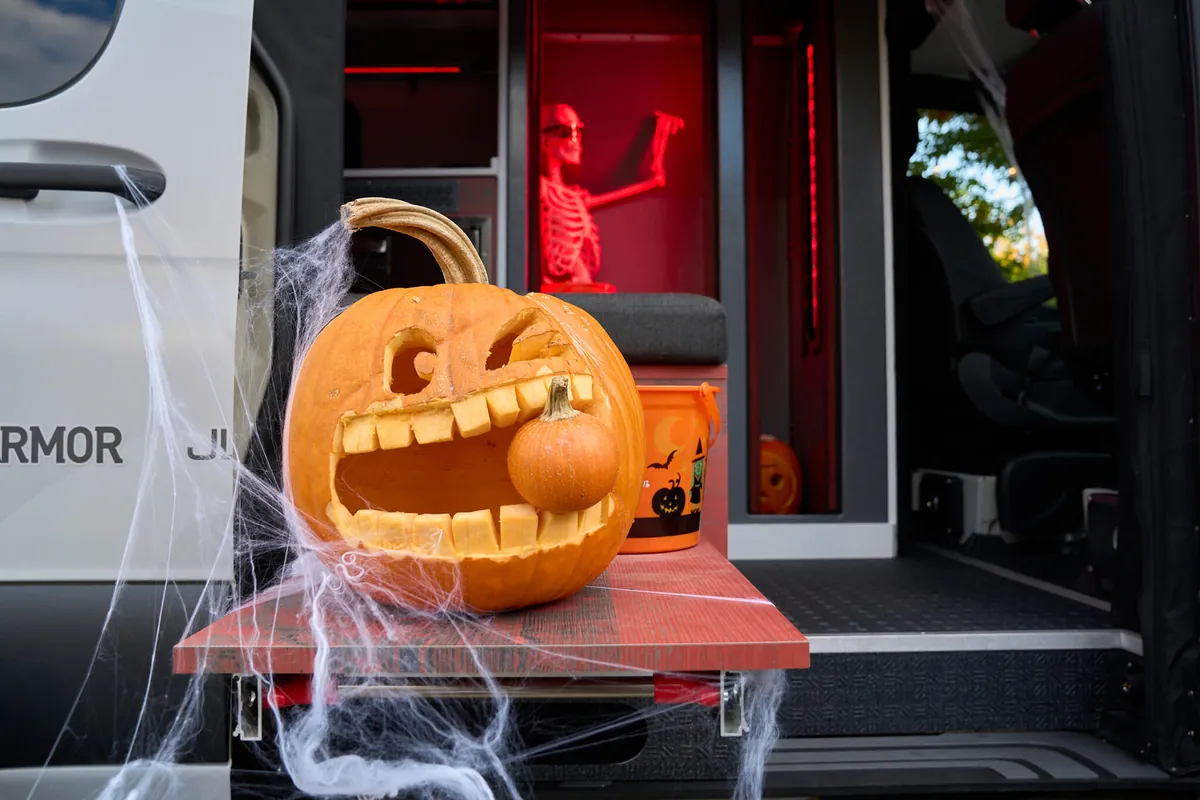 OutsideVan_Vanoween_Image3
