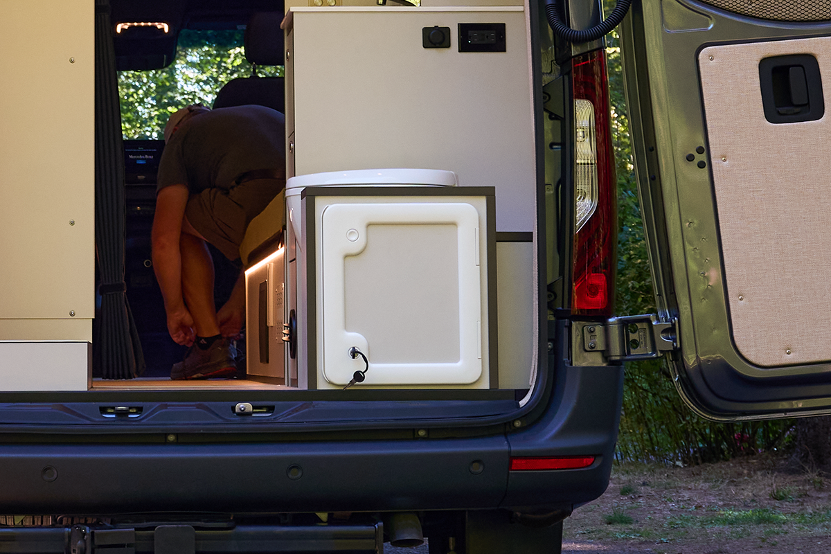 OutsideVan_Parks_OutbackWashroom_ToiletAccess_3x2