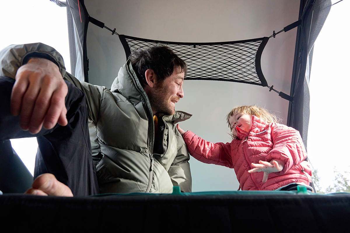 Overnight_Family_OutsideVan_CloudCap_DSC9939_Web Outside Van Overnight Super Pacific Cloud Cap Pop-Top